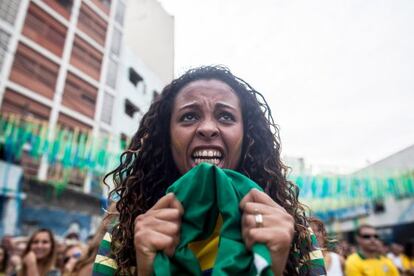 Torcedora brasileira reage ao jogo em São Paulo.