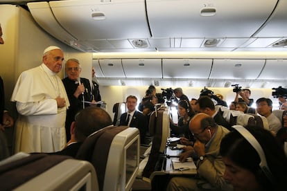 El Papa Francisco respondía las preguntas de los periodistas en el vuelo de regreso a Roma tras asistir a la VI Jornada Asiática de la Juventud en Corea del Sur. 18 de agosto de 2014