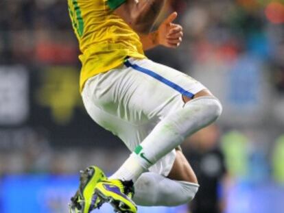 Neymar celebra un gol durante un partido con Brasil.