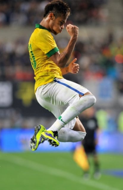 Neymar celebra un gol durante un partido con Brasil.