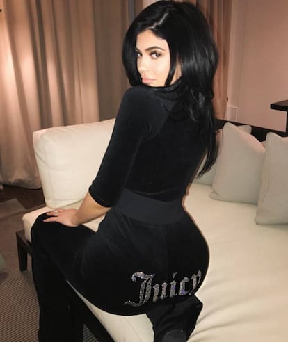 Ahora una Kylie Jenner irreconocible lo viste en esta versión actualizada y quizá más sofisticada que Vetements trajo de nuevo a la vida con la colección otoño-invierno 2016-2017.