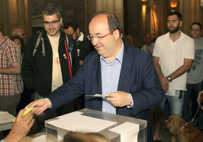 El líder dels socialistes catalans, Miquel Iceta, vota en un col·legi de la plaça Universitat de Barcelona.
