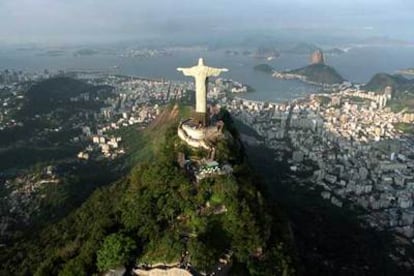 Desde el Corcovado, el peñón desde el que una figura de Jesús <i>art-déco</i> vigila a la ciudad, se ve cómo los dedos de Río trepan por las montañas ya convertidos en forma de <i>favela.</i>