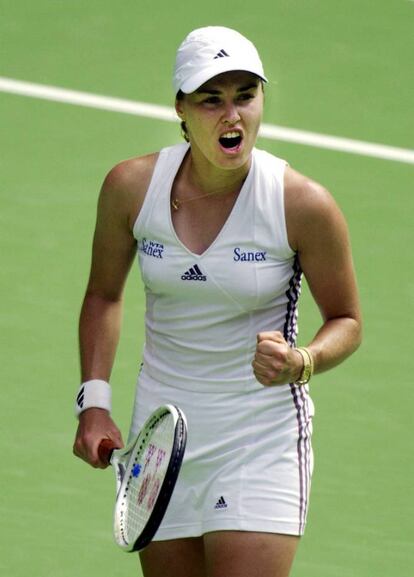 Martina Hingis celebra su victoria contra Monica Seles en las semifinales del Open de Australia, el 24 de enero de 2002.
