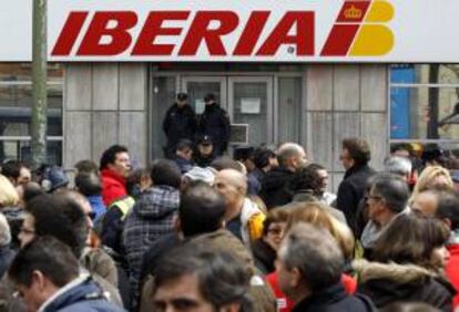 Concentración de trabajadores de Iberia frente a la sede de la compañía. EFE/Archivo