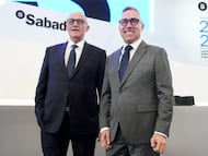 El presidente del Banco Sabadell, Josep Oliu (izquierda), acompañado por el CEO de la entidad, Marc Armengol, en la junta general de accionistas que celebró el pasado 6 de mayo.