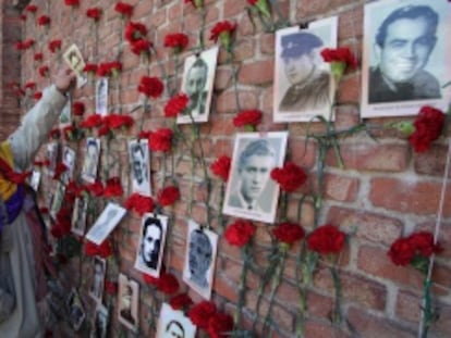 Homenaje a las víctimas de la represión franquista en la tapia del cementerio del Este en Madrid.