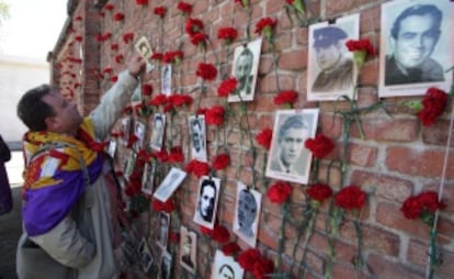 Homenaje a las víctimas de la represión franquista hoy en la tapia del cementerio del Este en Madrid.