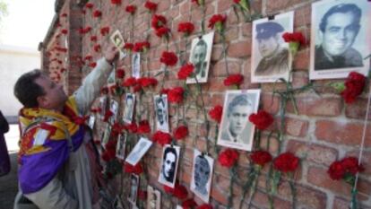 Homenaje a las víctimas de la represión franquista en la tapia del cementerio del Este en Madrid.