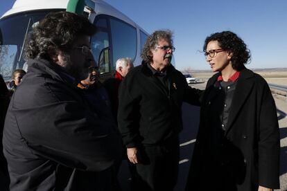 Marta Rovira (d) charla con Joan Tardá (c) y otros miembros de ERC frente a la carcel de Estremera.