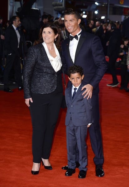 Como si de una estrella de Hollywood se tratara, en noviembre de 2015 el futbolista desplegó la alfombra roja en Londres para el estreno de un documental sobre su vida, al que acudió junto a su madre y su hijo mayor.