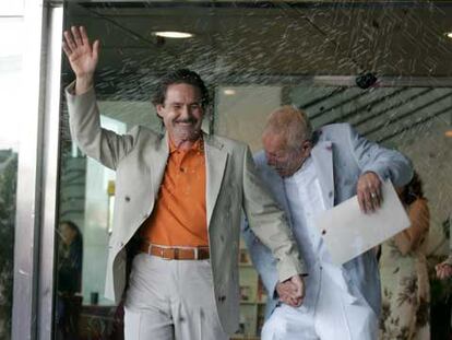 Emilio Menéndez (izquierda) y Carlos Baturín reciben una lluvia de arroz a la salida del Ayuntamiento de Tres Cantos después de casarse.