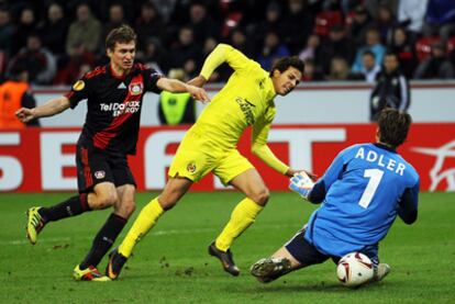 Nilmar, en el momento de batir al portero del Bayer y marcar el tercer gol del Villarreal.