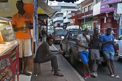 Migrantes africanos frente a un comedor en las calles de Tapachula. Varios negocios han introducido comida asiática y africana para satisfacer el mercado de los migrantes. 

