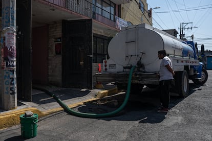 Una pipa reparte agua en Iztapalapa.