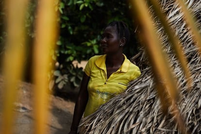 Liberia fue el país africano más afectado por el brote de ébola entre 2014 y 2016. Dejó 4.800 muertos, muchas de las víctimas eran mujeres embarazadas y pacientes de malaria. Un estudio de la Universidad de Washington, publicado el martes en la revista 'PLOS Medicine', acaba de desvelar que el efecto que el brote tuvo en el frágil sistema de salud liberiano podría haber causado más muertes que el virus en sí. Tannah B. Kamara, de 29 años, es una de las supervivientes de esa epidemia. Aquí posa en Mawah, en el centro del país, el 11 de noviembre. Perdió a seis miembros de su familia, incluido su hijo, por culpa de la enfermedad.