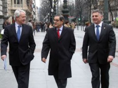 El presidente de Kutxabank, Mario Fernández (en el centro), con sus dos vicepresidentes, Carlos Zapatero (izquierda) y Xabier Iturbe.