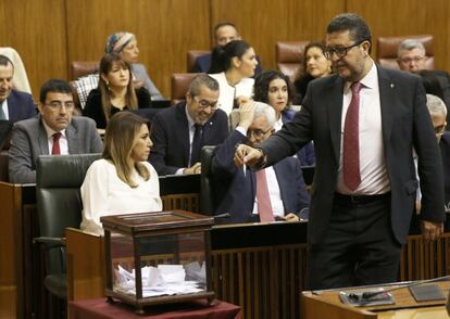 El líder de Vox Andalucía, Francisco Serrano, vota para elegir los miembros de la Mesa del Parlamento. Su partido ha entrado por primera vez en un organismo autonómico con 12 diputados.