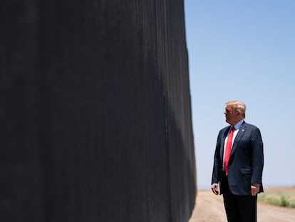 Donald Trump visita un pedazo del muro fronterizo entre México y Estados Unidos, en Arizona, el 23 de junio.