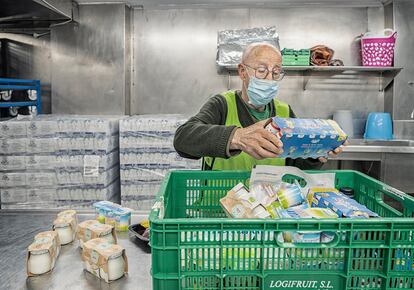 Basilio Carbonero, el voluntario más veterano de la Botiga d’Aliments Solidaris de Sant Boi, mientras ordena alimentos.