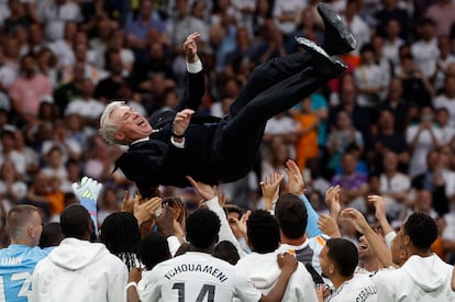 Los jugadores del Real Madrid mantean a Carlo Ancelotti tras su último partido como entrenador del club, contra la Real Sociedad en el Santiago Bernabéu. 
