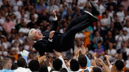 Los jugadores del Real Madrid mantean a Carlo Ancelotti tras su último partido como entrenador del club, contra la Real Sociedad en el Santiago Bernabéu.