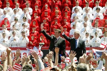 Los presidentes de EE UU, George W. Bush (derecha), y de Georgia, Mijaíl Saakashvili, saludan a los congregados en la plaza de la Libertad de Tbilisi.