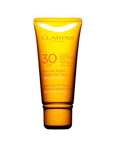 Clarins ha creado esta crema que está especialmente indicada para pieles sensibles. Es recomendable usar más cantidad en la zona del labio superior, parte que tiende a oscurecerse con el sol.