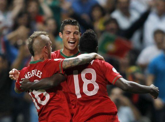 Cristiano celebra el tanto de Varela junto a Meireles.