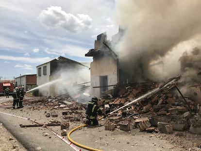 Los bomberos, durante los trabajos de extinción del incendio en la Cañada Real.