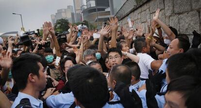 Clima tenso entre jovens e policiais em Hong Kong.