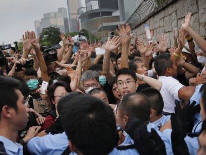 Clima tenso entre jovens e policiais em Hong Kong.