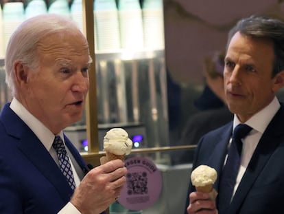 Joe Biden responde a una pregunta de un miembro de los medios de comunicación mientras él y Seth Meyers visitan Van Leeuwen Ice Cream en el centro de Nueva York, EE.UU.