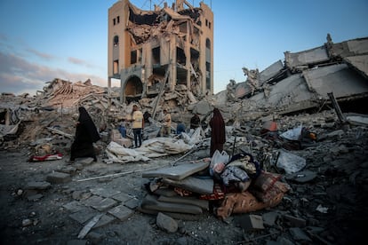 Ciudadanos palestinos inspeccionan el lugar de impacto de un ataque israelí contra infraestructuras sanitarias pertenecientes a la Unrwa en Ciudad de Gaza, este miércoles.