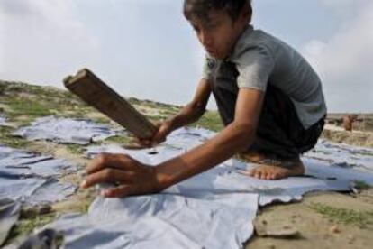 Un niño trabaja curtiendo pieles. EFE/Archivo