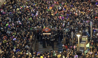 Miles de personas en la Puerta del Sol, en la Nochevieja de 2015.