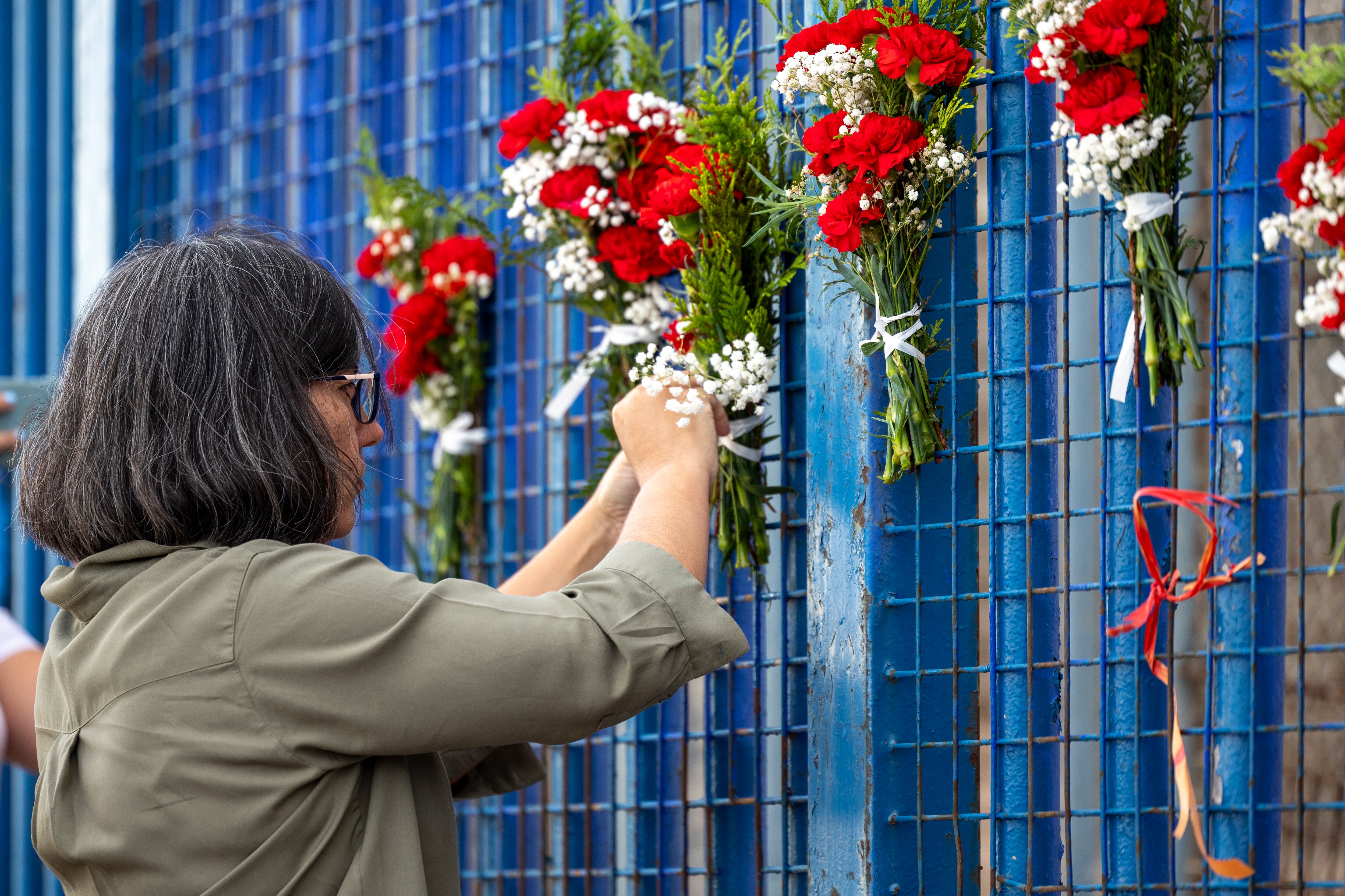 Flores en la valla fronteriza entre España y Marruecos en Melilla, en el paso de Barrio Chino, este lunes en el segundo aniversario de la tragedia.