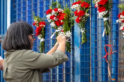 Flores en la valla fronteriza entre España y Marruecos en Melilla, en el paso de Barrio Chino, este lunes en el segundo aniversario de la tragedia.
