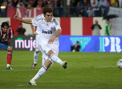 La temporada pasada se vivió uno de los derbis más intensos de los últimos diez años. El Real Madrid dio el primer golpe con un gol de Van Nistelrooy en el minuto 1. El Atlético no supo despertar y el árbitro anuló dos goles blancos: uno al holandés por fuera de juego, aunque estaba en posición legal, y otro a Raúl. Sin llegar al final de la primera parte, ambos equipos se quedaron con 10. Perea era expulsado por un manotazo en la cara de Sneijder, y Van Nistelrooy, gran protagonista de los primeros 45 minutos, por una entrada por detrás a Maniche. En la segunda parte, Simao empataba de falta a cuatro minutos del final. Pero en el minuto 96, Heitinga derribaba a Drenthe dentro del área. El penalti se encargó de transformarlo Higuaín, dándole la victoria al Real Madrid.