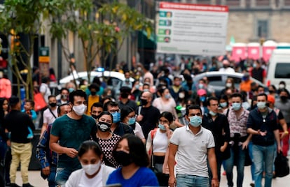 Personas caminan en el centro de Ciudad de México, el pasado 16 de diciembre.