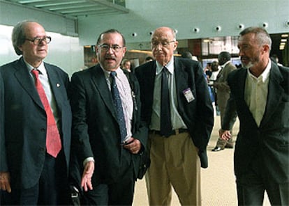 De izquierda a derecha, los escritores Pere Gimferrer, Sealtiel Alatriste, José Saramago y Arturo Pérez-Reverte, antes de participar en el Fórum de Barcelona.