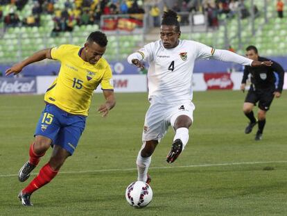 Morales de Bolivia pelea el bal&oacute;n con Qui&ntilde;onez. 