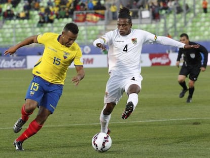 Morales, da Bolívia, disputa a bola com Quiñonez.
