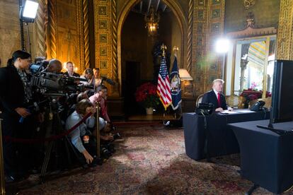 El presidente de los Estados Unidos, Donald Trump, durante una videoconferencia con las tropas de las Fuerzas Armadas de los EE UU, el 24 de diciembre de 2017.