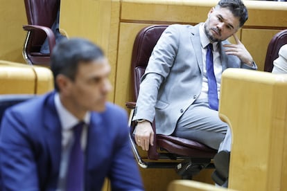 El diputado de ERC, Gabriel Rufián, observa al presidente del Gobierno, Pedro Sánchez, durante el pleno del Congreso, reunido excepcionalmente en el Senado, este miércoles.