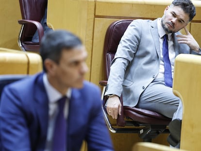 El diputado de ERC, Gabriel Rufián, observa al presidente del Gobierno, Pedro Sánchez, durante el pleno del Congreso, reunido excepcionalmente en el Senado, este miércoles.