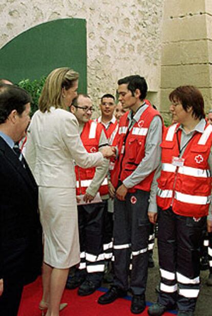 La infanta Doña Cristina de Borbón hizo entrega ayer en Alicante de las 20 medallas de oro otorgadas por la Cruz Roja y la Media Luna Roja a personas y organismos vinculados a la atención de los más desfavorecidos