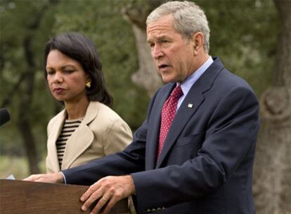 George Bush, junto a Condoleezza Rice, el sábado en su rancho de Tejas.
