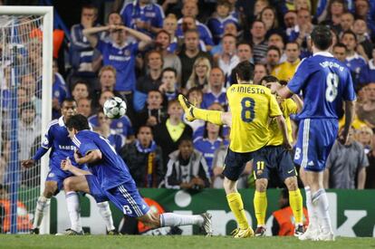 Andrés Iniesta marca un gol contra el Chelsea durante la semifinal de la Champions League, el 6 de mayo de 2009 en Londres.