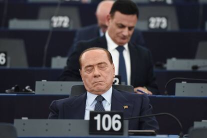 Berlusconi espera la votación del nuevo presidente del Parlamento Europeo en Estrasburgo.